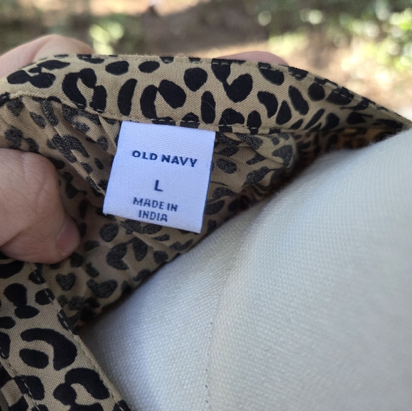 Old Navy Black and Tan Cheetah Print Flutter Sleeve Blouse - Picture 4 of 6